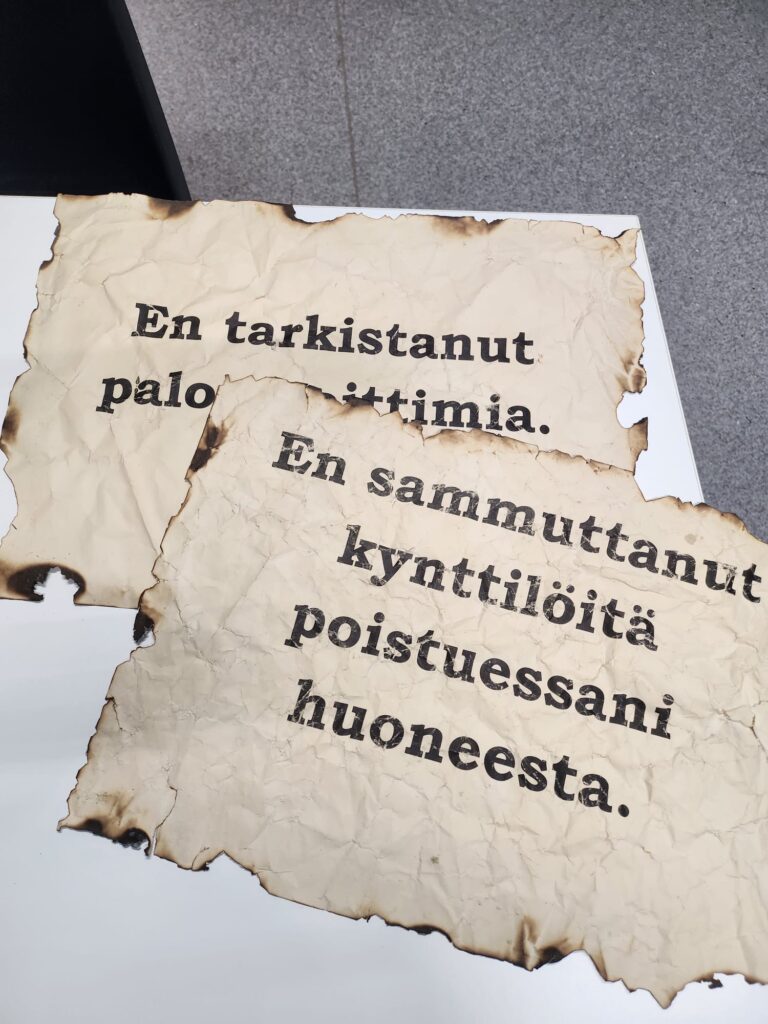 Tekstilappuja seinille: En ole tarkastanut palovaroittimia ja En sammuttanut kynttilöitä poistuessani huoneesta