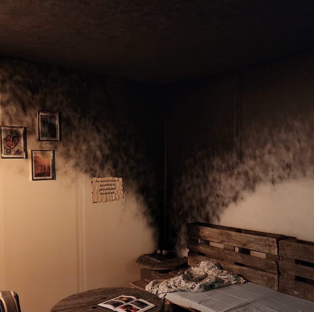 Palo edennyt jo pitkälle, huone pimeä ja savunmuodostus (spraymaalia seinillä) jo runsasta