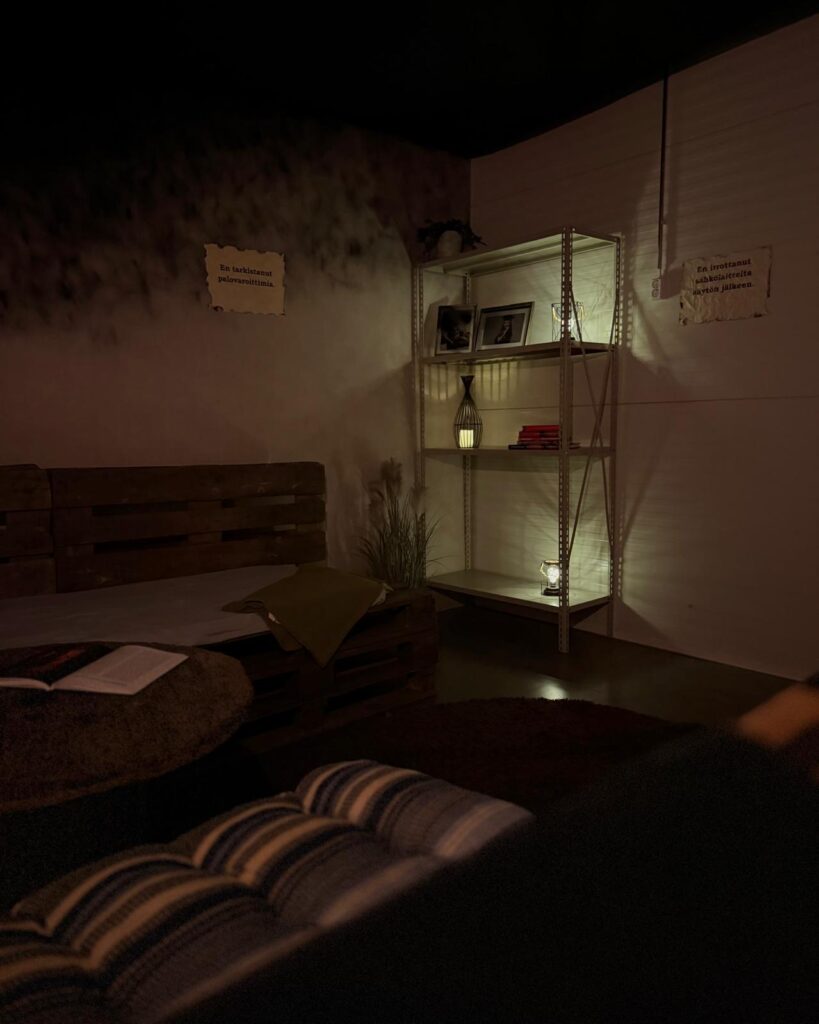 Huoneessa syttynyt tulipalo, savua seinillä (spraymaalilla kuvattu)