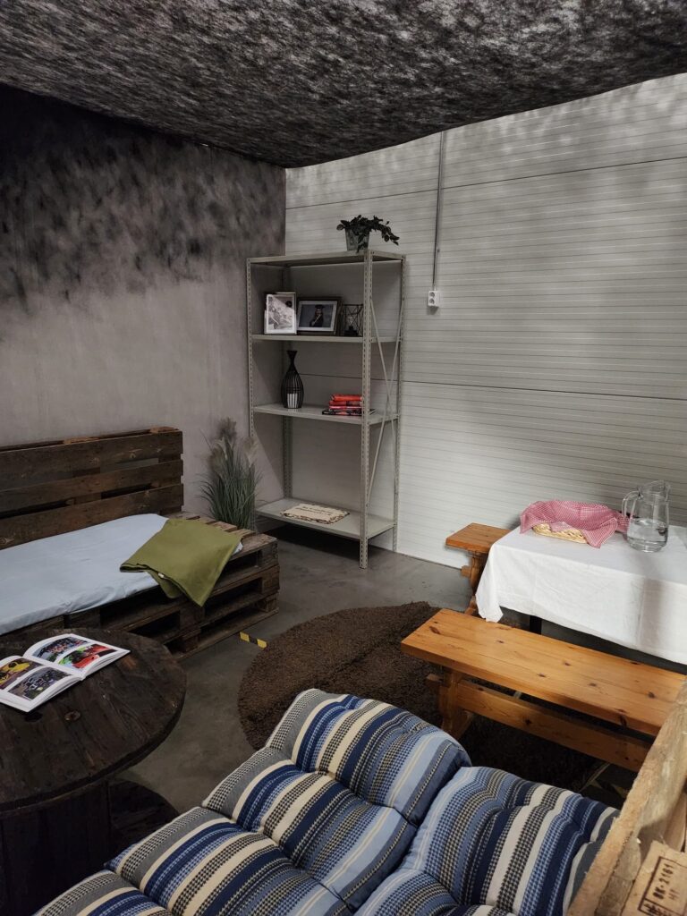 Huoneessa syttynyt tulipalo, savua seinillä (spraymaalilla kuvattu)