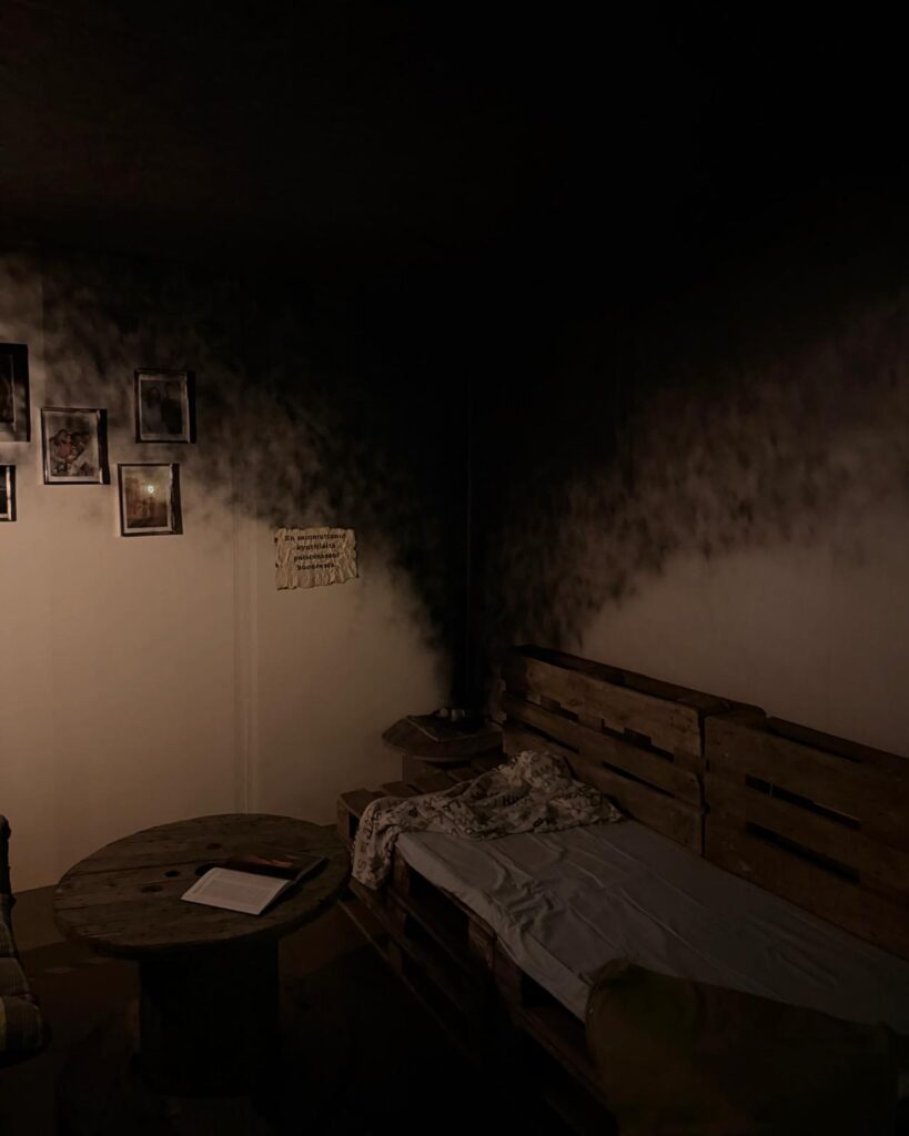 Palo edennyt jo pitkälle, huone pimeä ja savunmuodostus (spraymaalia seinillä) jo runsasta