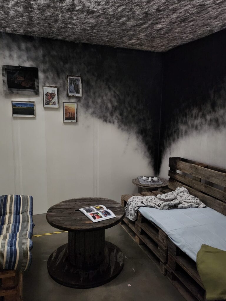 Huoneessa syttynyt tulipalo, savua seinillä (spraymaalilla kuvattu)